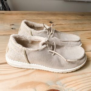 Womens Size 9 Hey Dude shoes